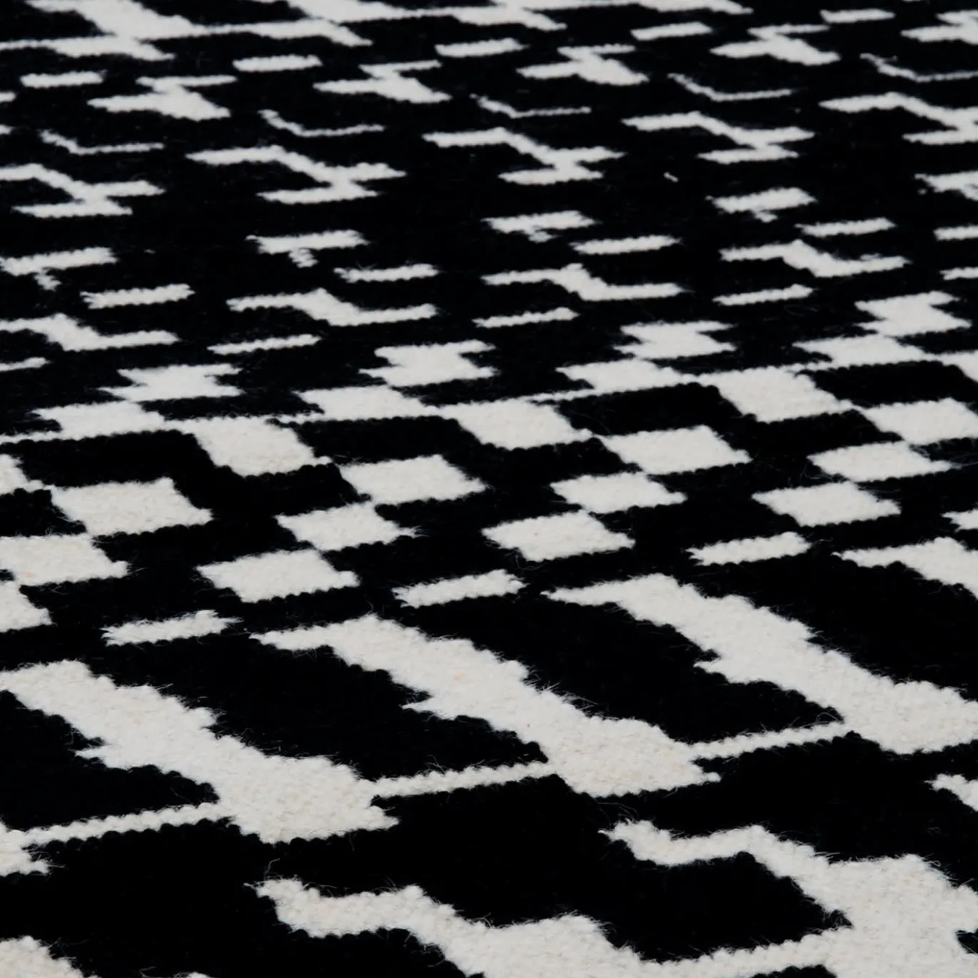 Tappeto Fuoritempo Kilim bianco e nero di Paolo Giordano e Nicole Jeanneret