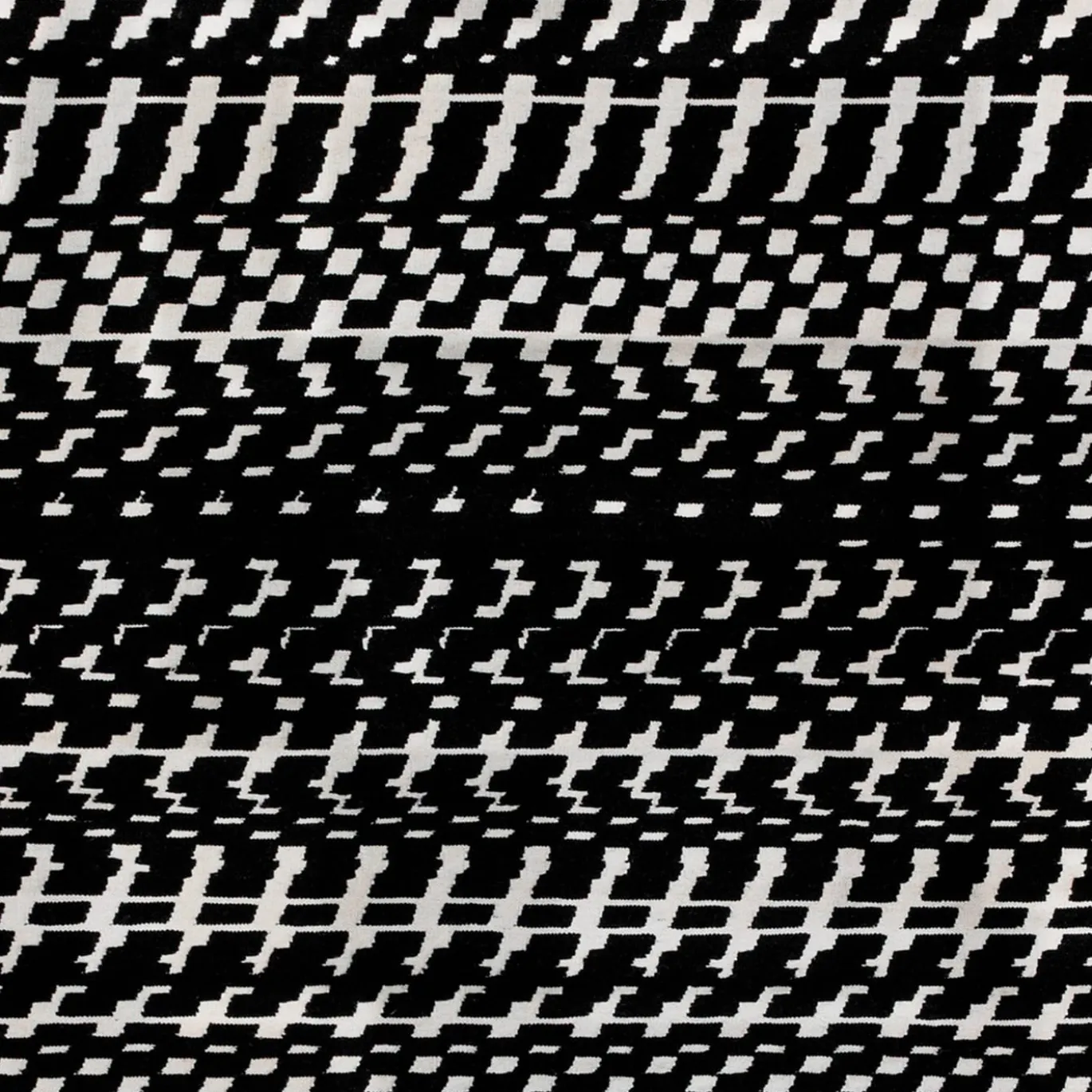 Tappeto Fuoritempo Kilim bianco e nero di Paolo Giordano e Nicole Jeanneret