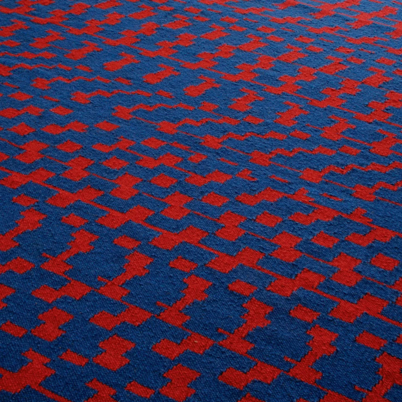 Tappeto Fuoritempo Kilim viola di Paolo Giordano e Nicole Jeanneret