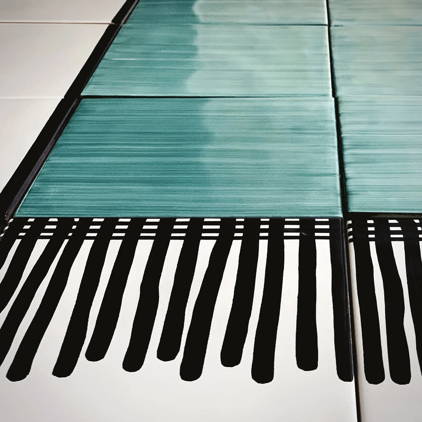 Tappeto Verde e Bianco e Nero Composizione ceramica di Giuliano Andrea dell'Uva 160 x 80