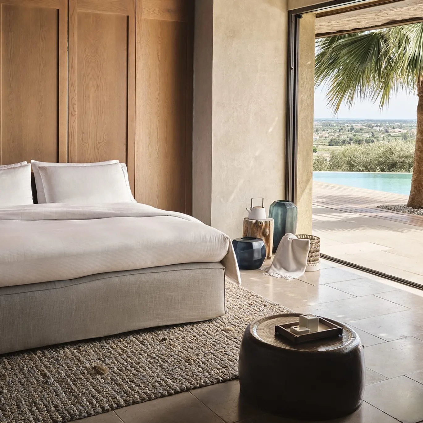 Teiera in ceramica bianca con coperchio in legno