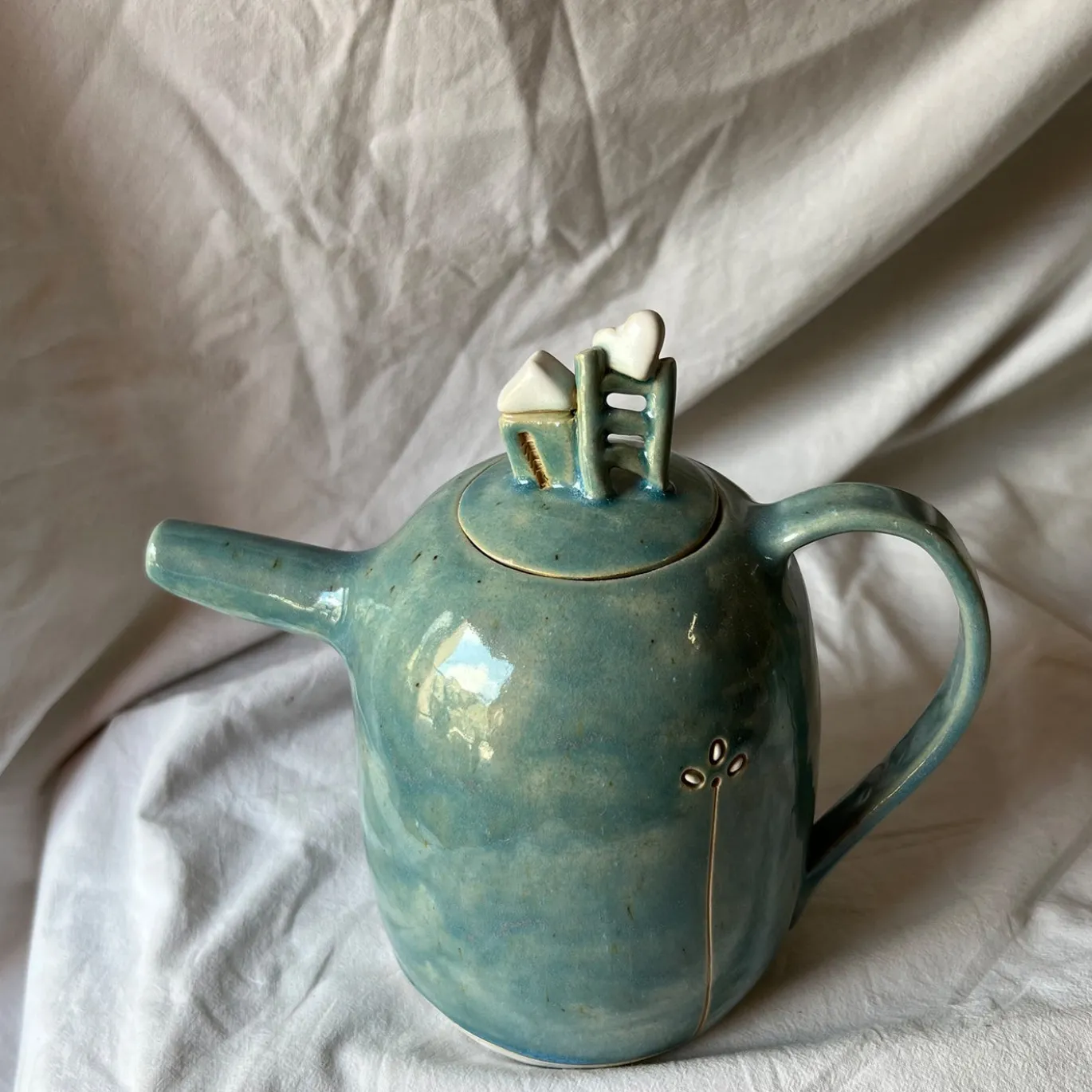 Teiera Pensiero Sospeso in ceramica azzurra della Collezione Micromondo