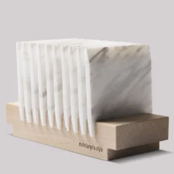 Telaiata Quadrata Set di 10 Mini Vassoi in Marmo con Base in Rovere