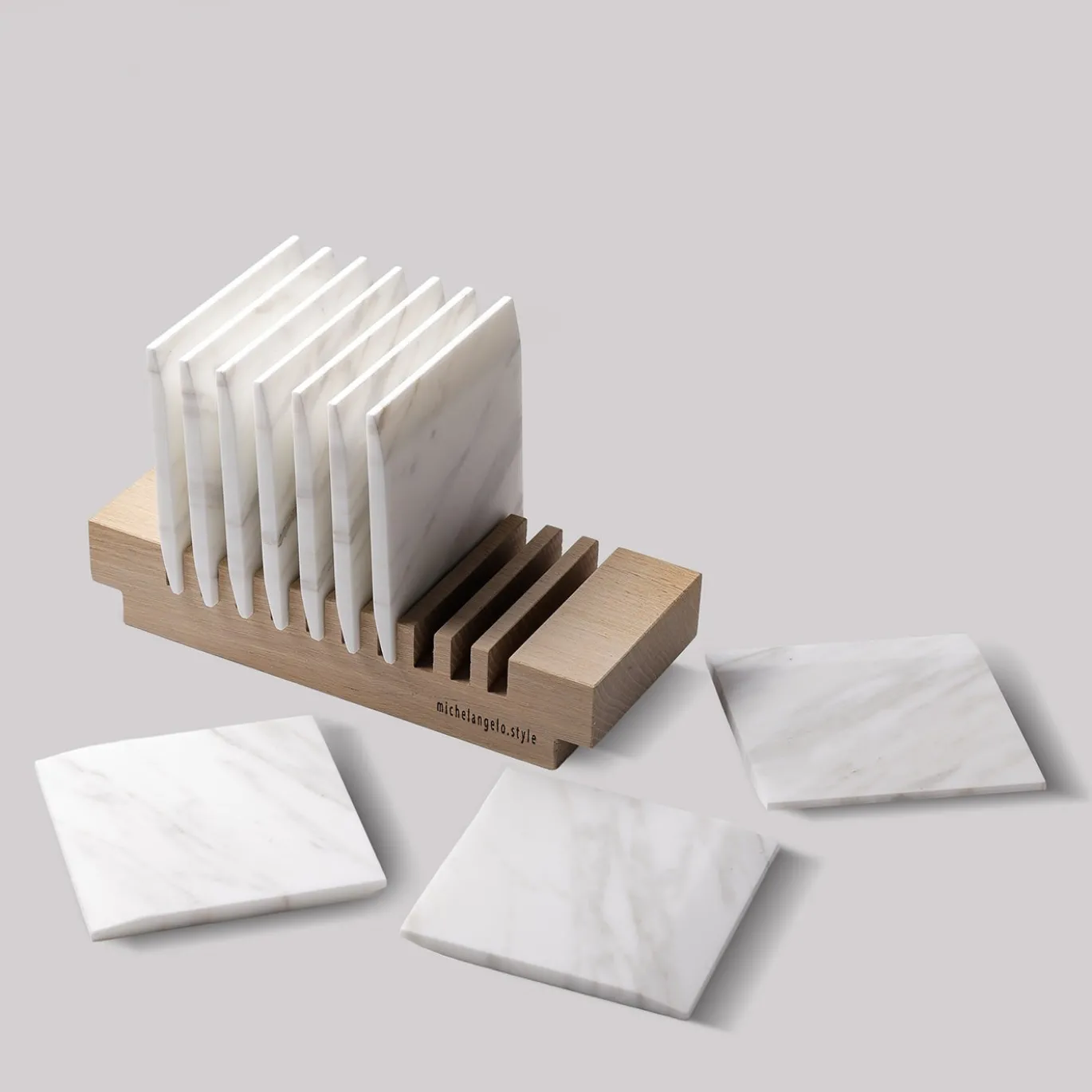 Telaiata Quadrata Set di 10 Mini Vassoi in Marmo con Base in Rovere