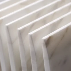Telaiata Quadrata Set di 10 Mini Vassoi in Marmo con Base in Rovere