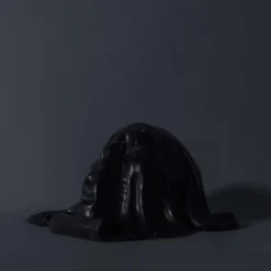 To Be Or Not To Be Scultura in marmo nero