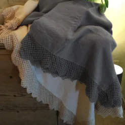 Tovaglia in carbone con macramè