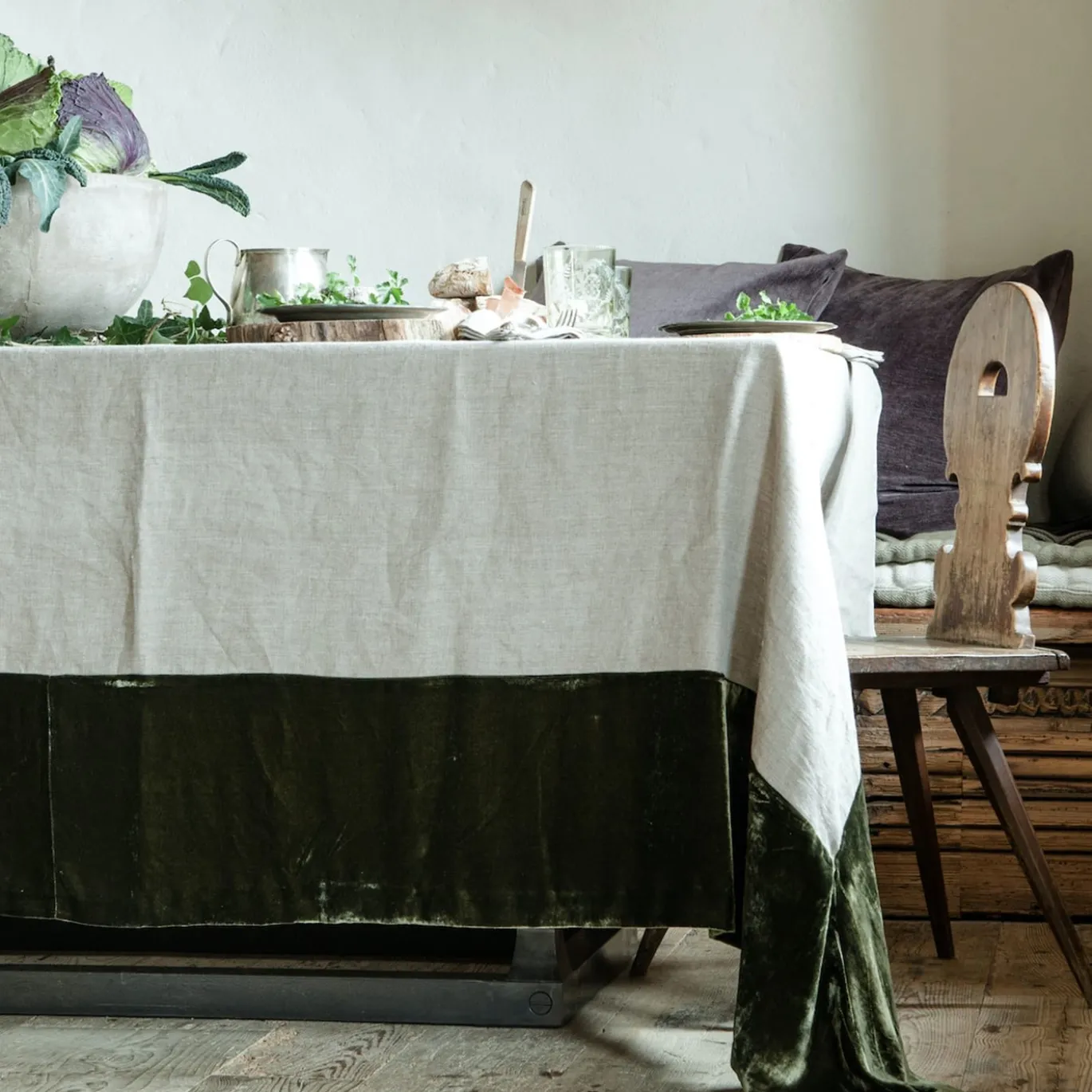 Tovaglia in lino naturale verde con bordo in velluto