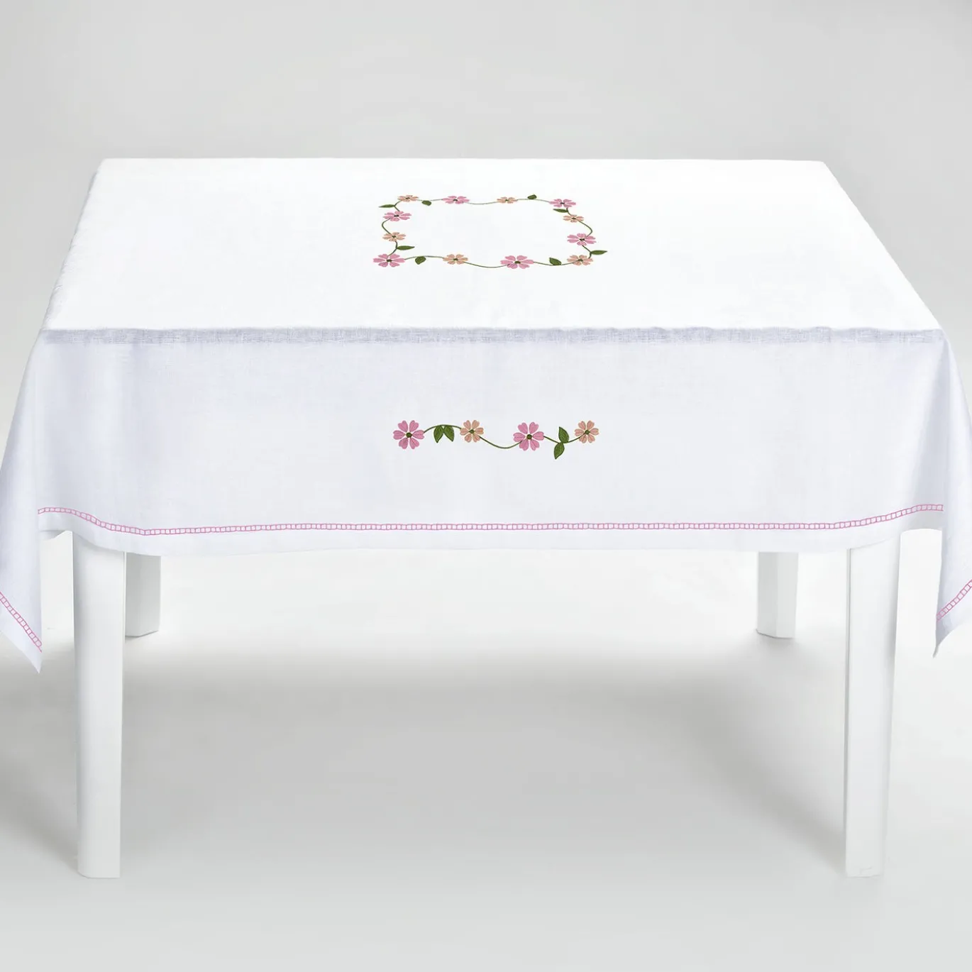 Tovaglia ricamata Margherita Rosa in lino bianco