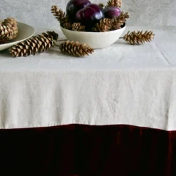 Tovaglia rossa in lino naturale con bordo in velluto