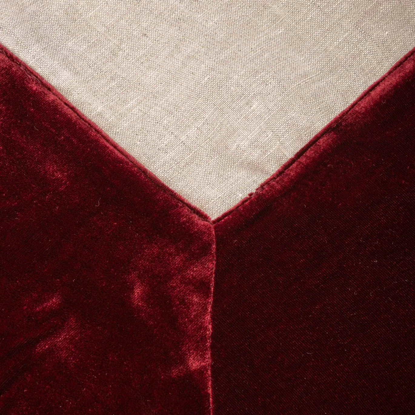 Tovaglia rossa in lino naturale con bordo in velluto