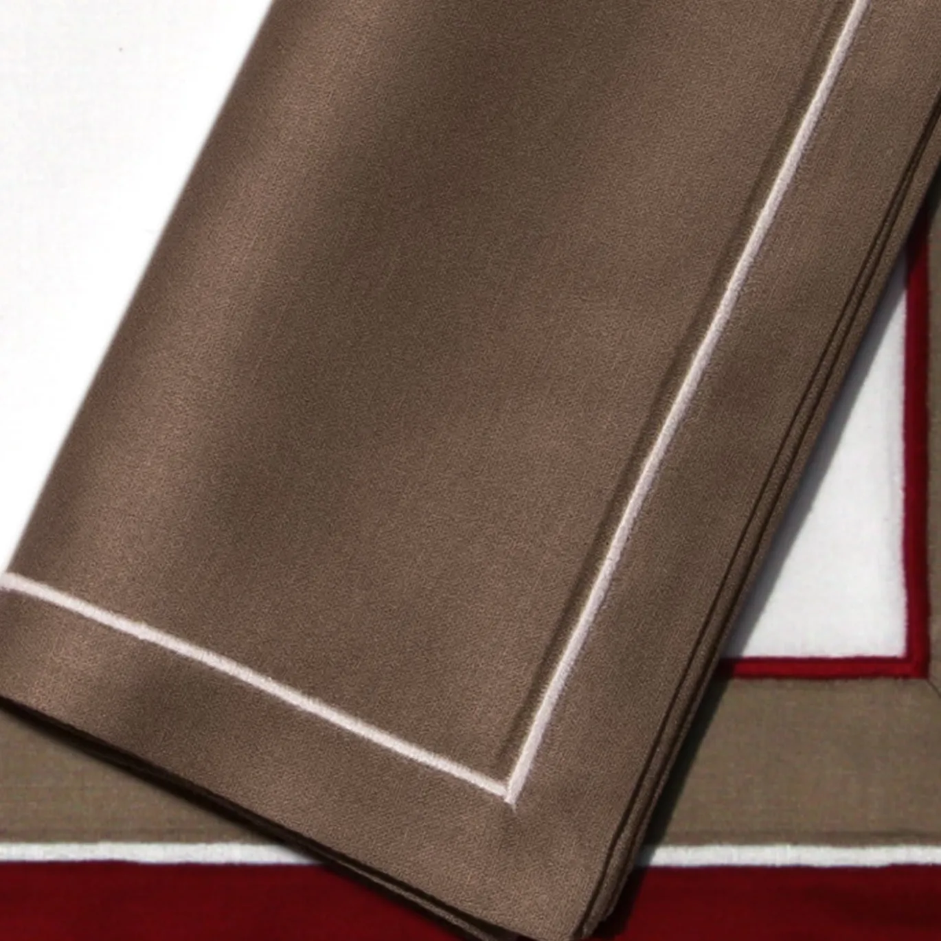 Tovagliette e tovaglioli - Rosso, beige e bianco
