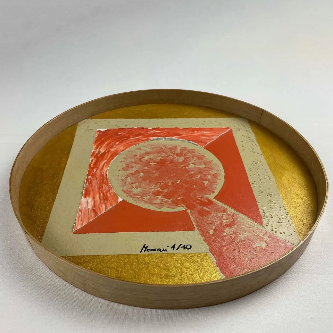 T1 Vassoio rotondo arancione e oro di Meccani Studio