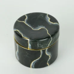 Vaso di vetro basso nero ispirato al marmo di Portoro con coperchio