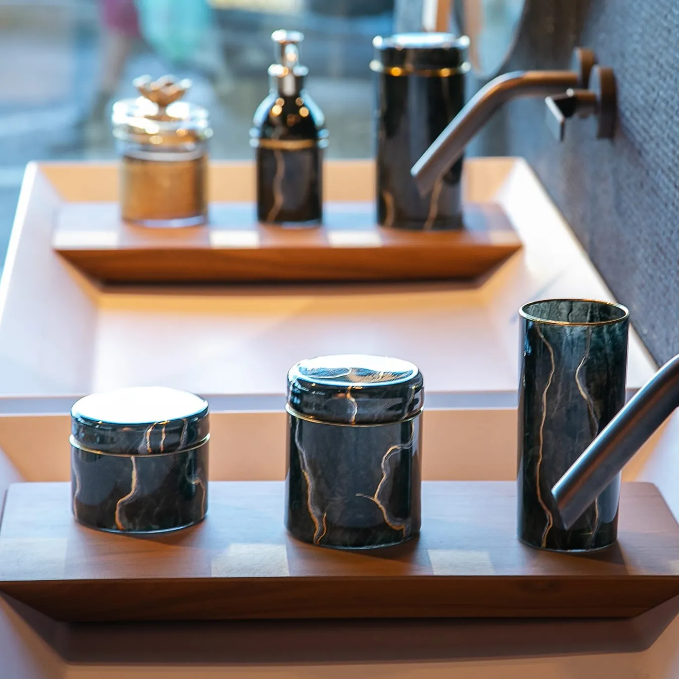 Vaso di vetro nero ispirato al marmo di Portoro con coperchio