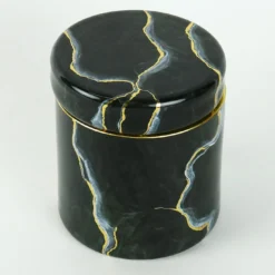 Vaso di vetro nero ispirato al marmo di Portoro con coperchio