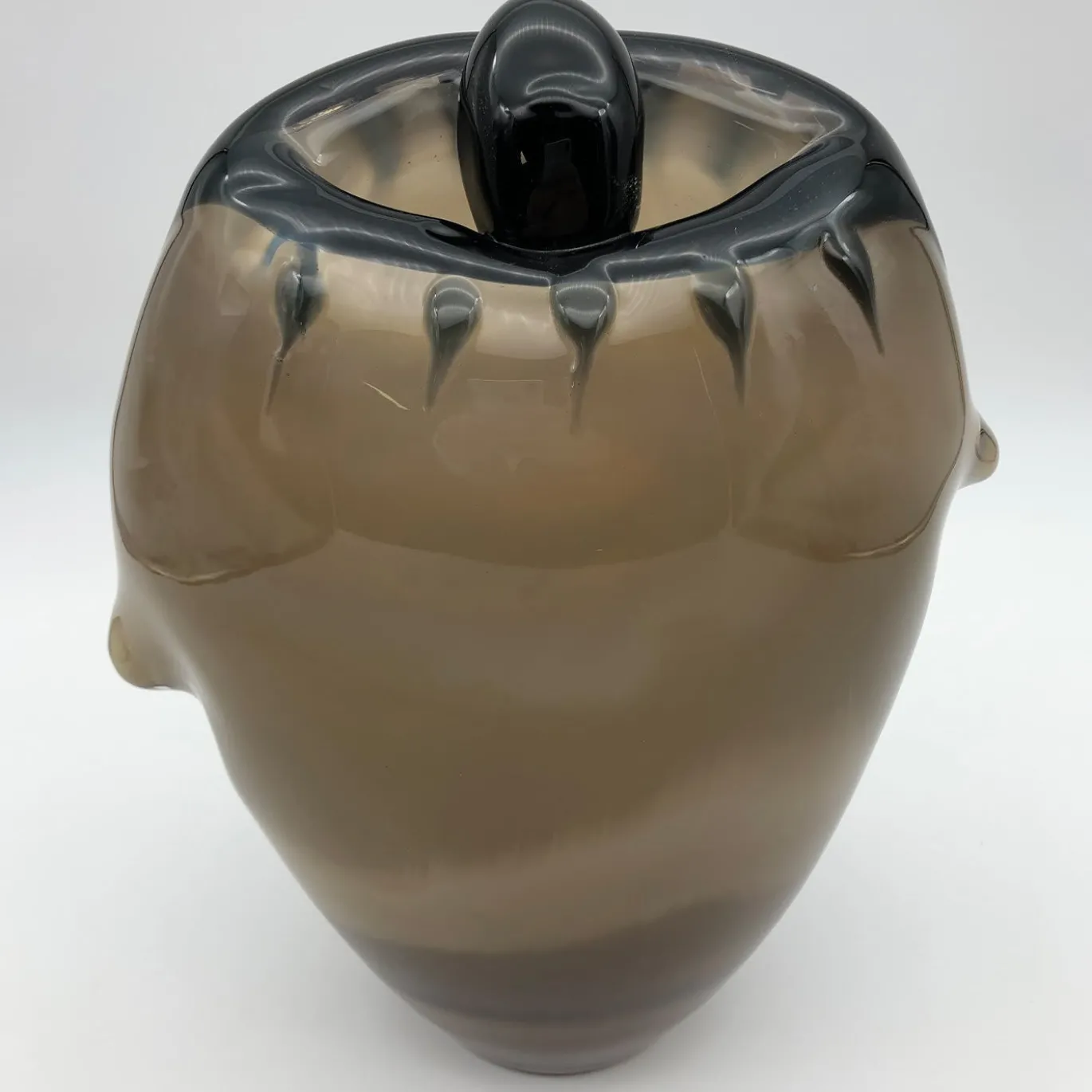 Vaso in ambra scura The Eye di Toso Cristiano