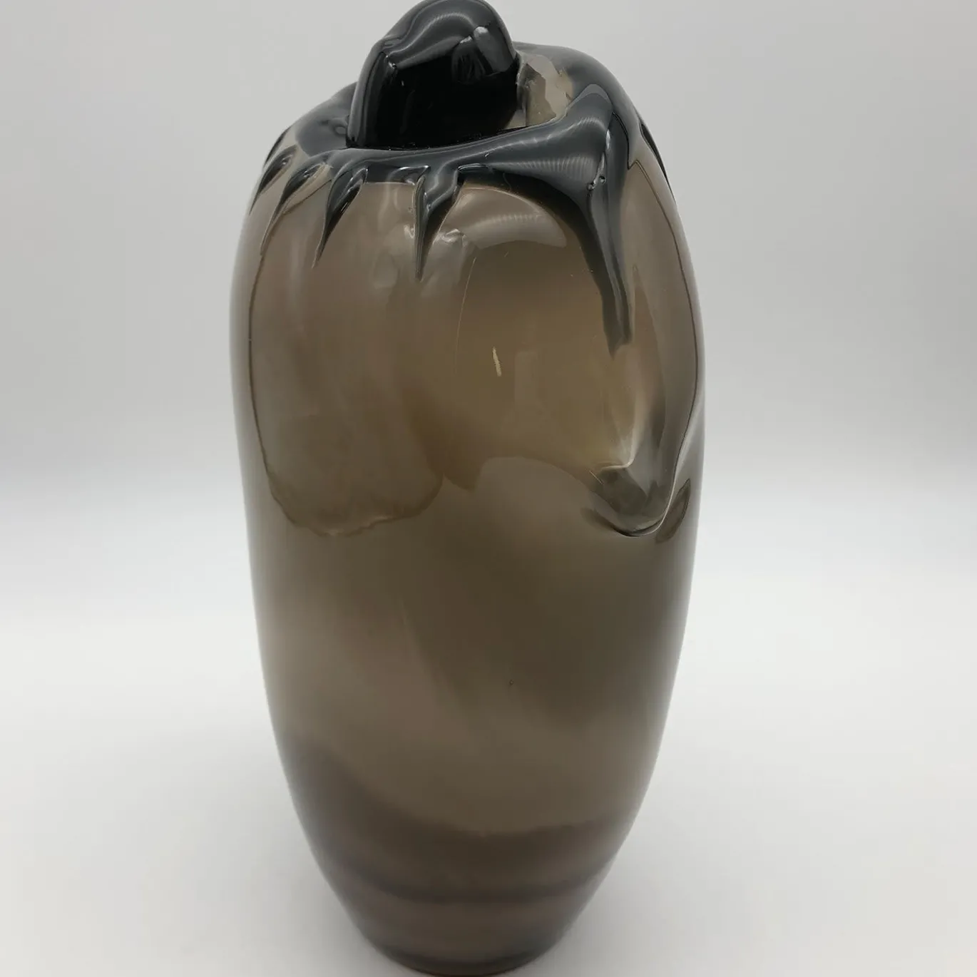Vaso in ambra scura The Eye di Toso Cristiano