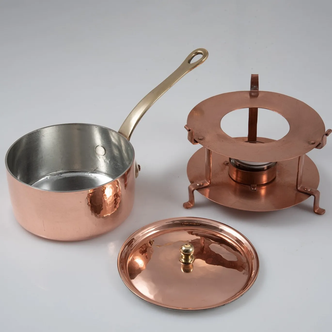 Vaso piccolo in rame con piedistallo e coperchio