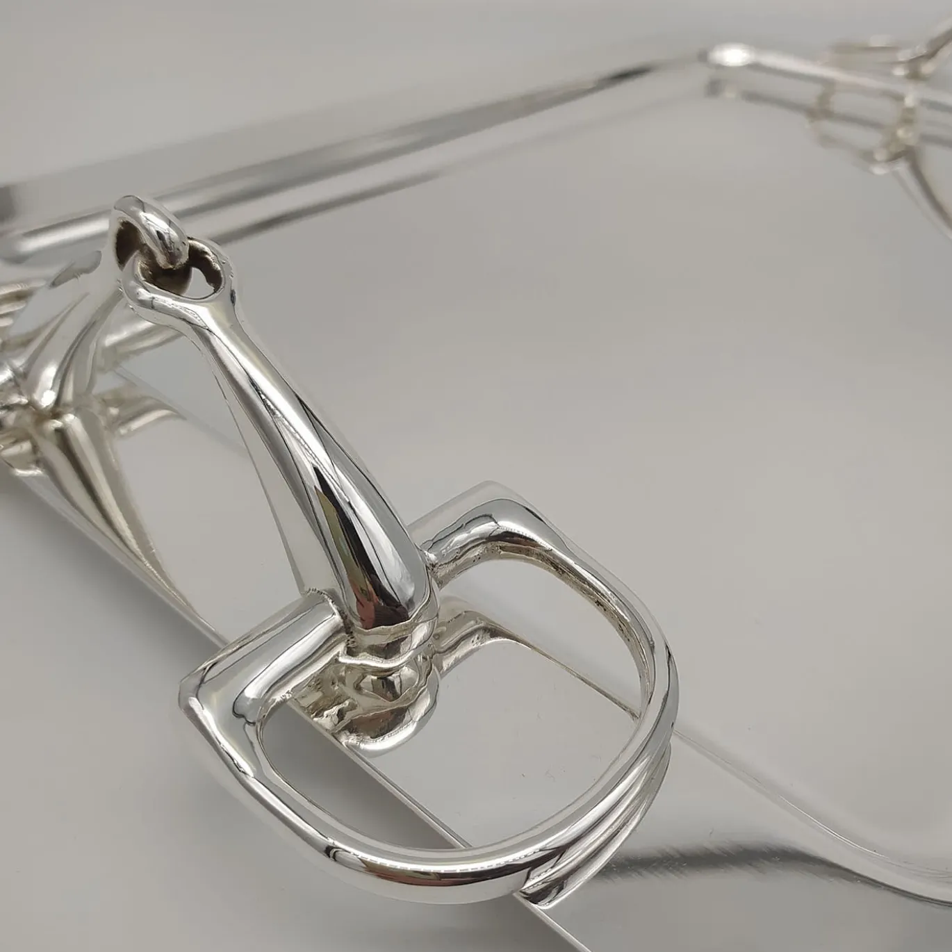 Vassoio con maniglie in ottone argentato e morsetto per cavalli