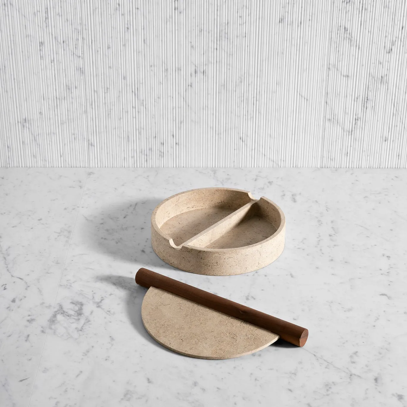 Vassoio in marmo News con manico in legno