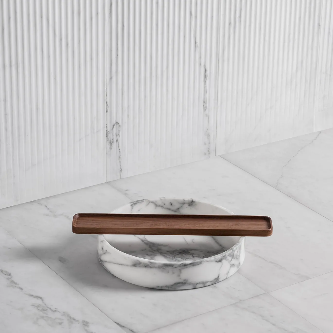 Vassoio in marmo sotterraneo con inserto in legno
