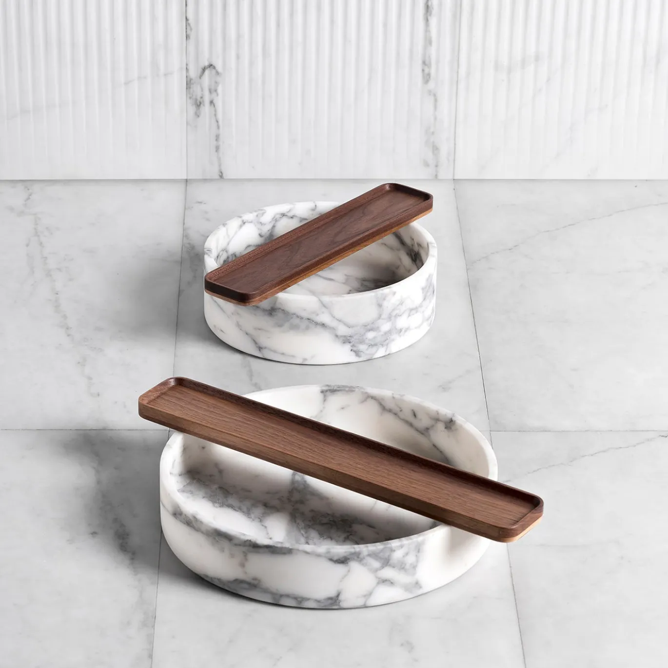 Vassoio in marmo sotterraneo con inserto in legno