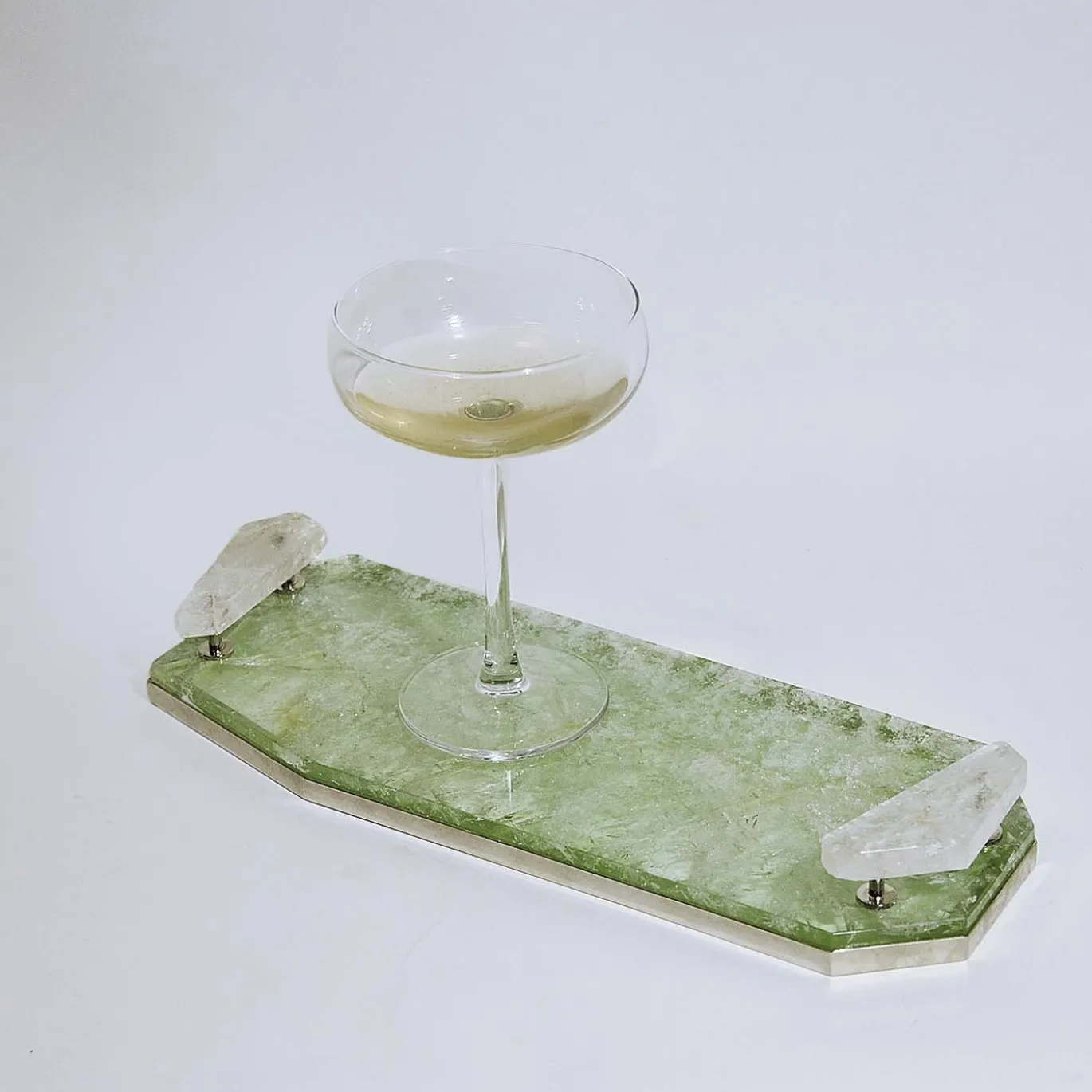 Vassoio in ottone con quarzo verde e ialino