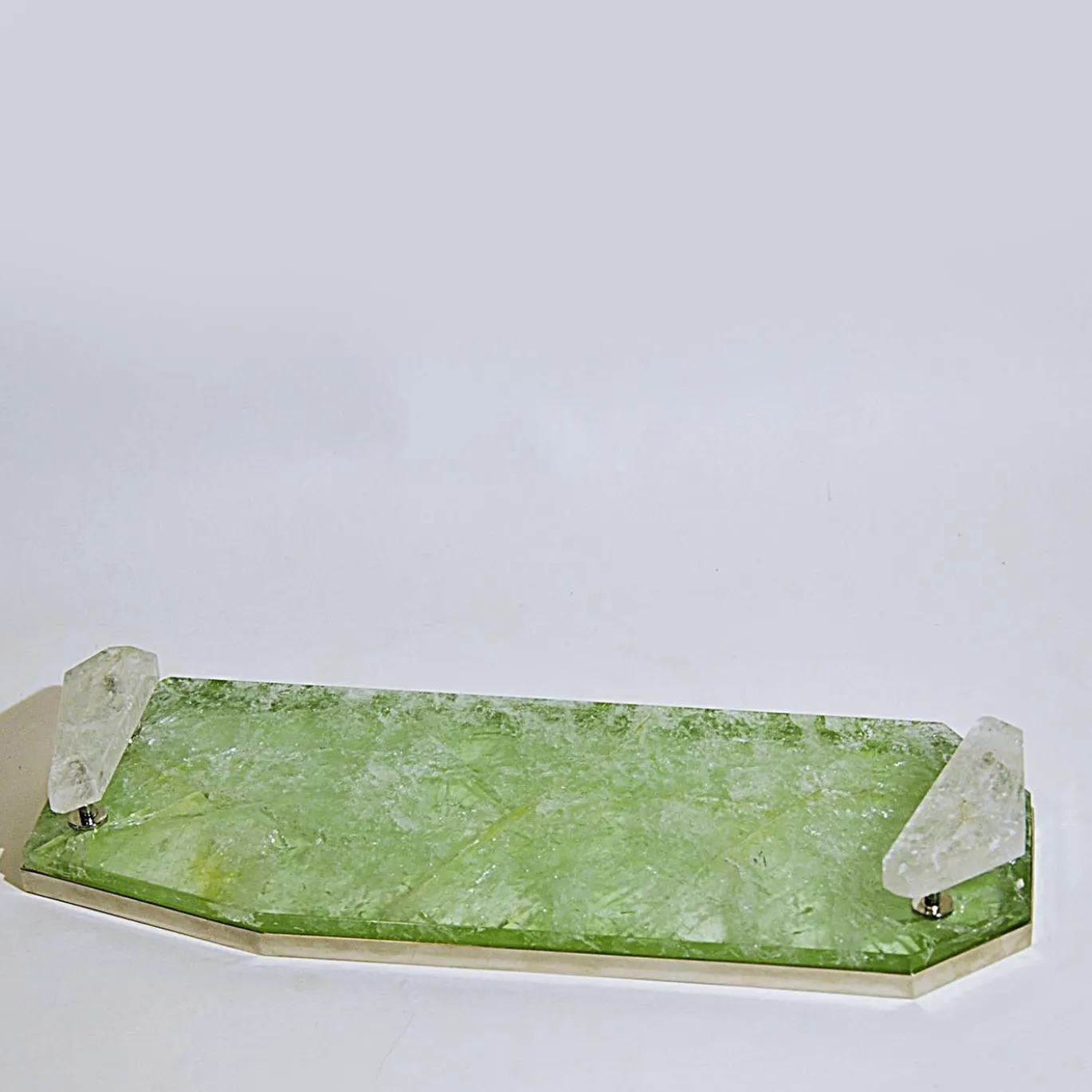Vassoio in ottone con quarzo verde e ialino