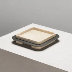 Vassoio quadrato in marmo Lloyd N. 2 con cornice in bronzo