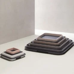 Vassoio quadrato Lloyd N. 1 con cornice rosa