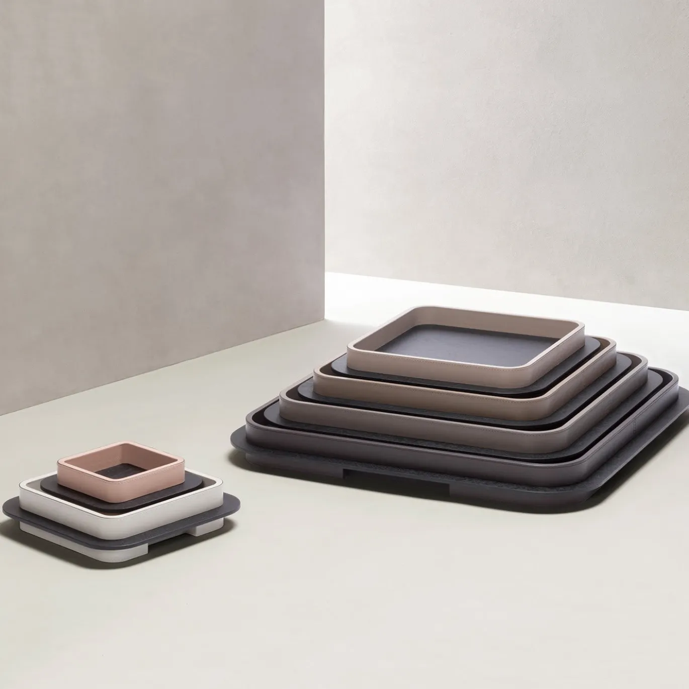 Vassoio quadrato Lloyd N. 5 con cornice color taupe