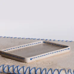 Vassoio rettangolare Lulù in travertino con inserti in filo PVC Blu