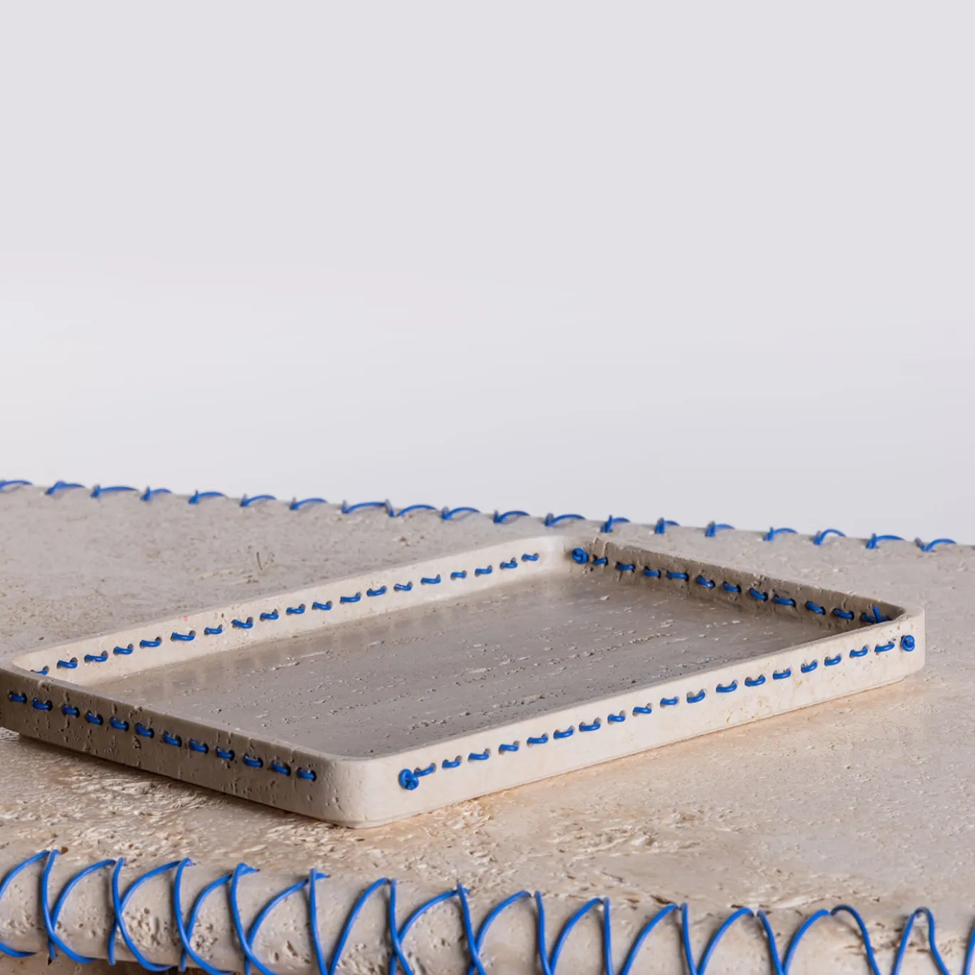 Vassoio rettangolare Lulù in travertino con inserti in filo PVC Blu