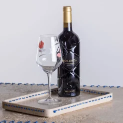 Vassoio rettangolare Lulù in travertino con inserti in filo PVC Blu