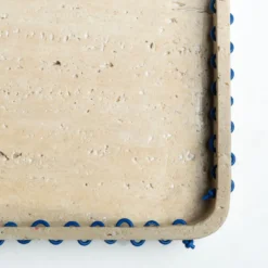 Vassoio rettangolare Lulù in travertino con inserti in filo PVC Blu