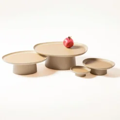 Vassoio rialzato rotondo beige grande Maris di Kelly Wearstler