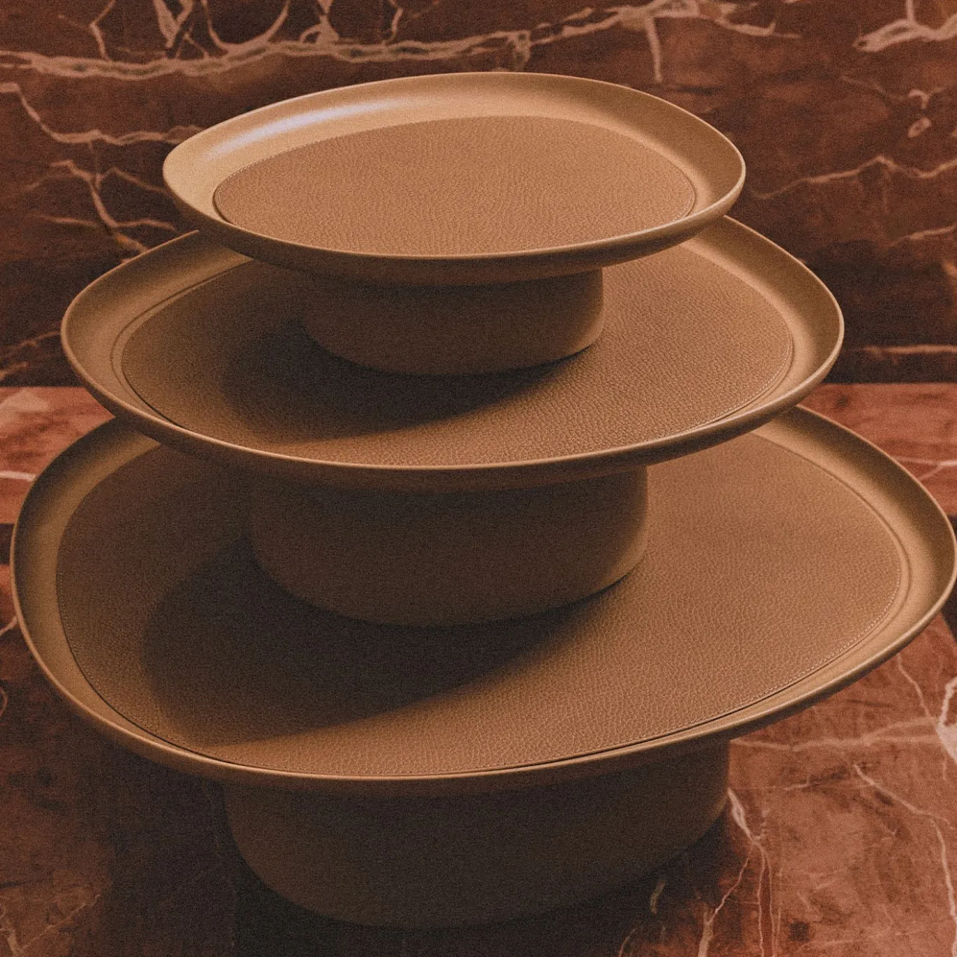 Vassoio rialzato rotondo beige grande Maris di Kelly Wearstler