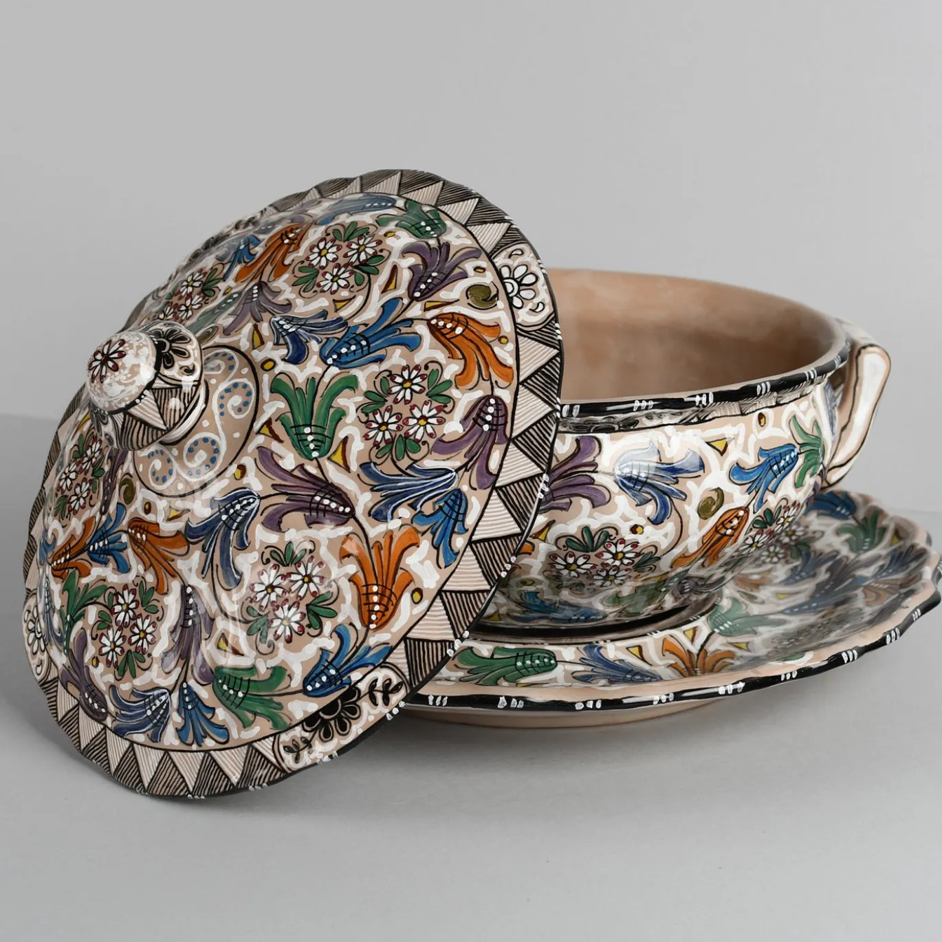 Zuppiera in ceramica policroma con piatto