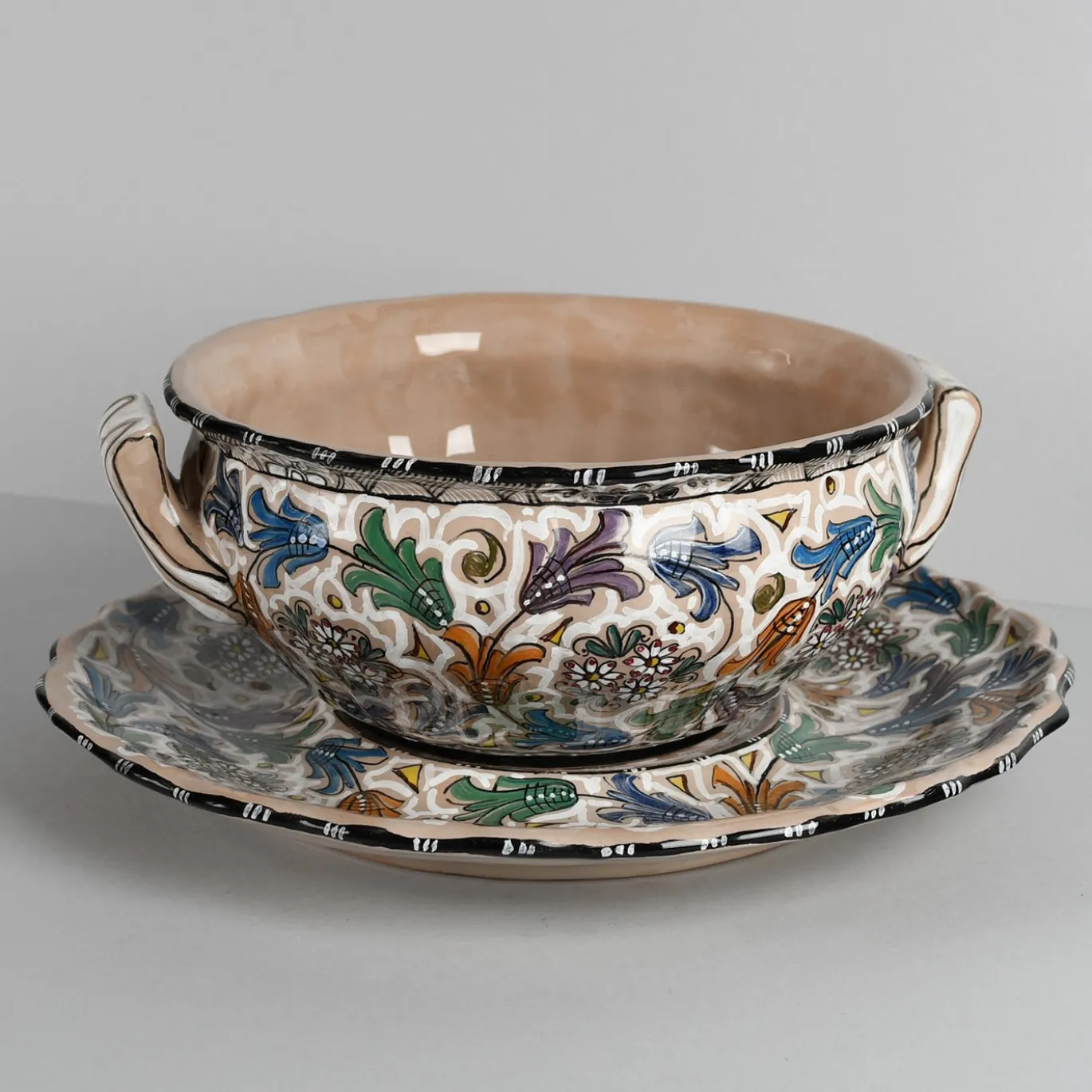 Zuppiera in ceramica policroma con piatto